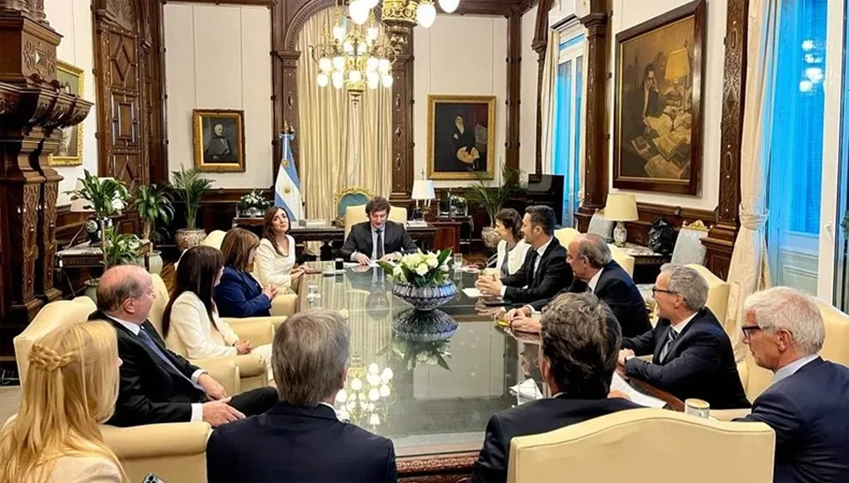 Foto de la primera reunión de gabinete de Javier Milei. 