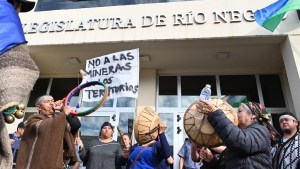 El Parlamento Mapuche Tehuelche se manifiesta en Viedma contra los cambios en tierras y minería