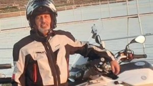 Quién era el motociclista que murió tras chocar un muro, cerca de un shopping de Neuquén