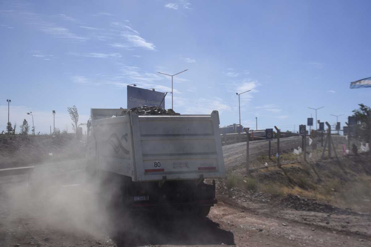 Los camiones de Cliba finalizan el recorrido en el Complejo Ambiental Neuquén (CAN) (Matías Subat) 