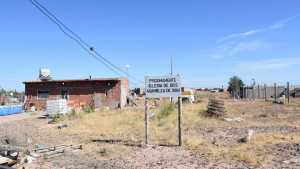 En el barrio de Neuquén que depende del aguatero, se quemó una casilla y un auto
