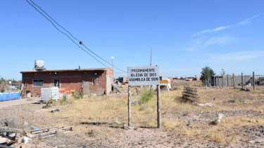 En el barrio de Neuquén que depende del aguatero, se quemó una casilla y un auto