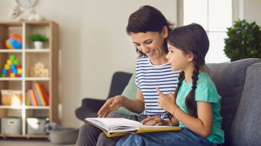 Al igual que las empleadas domésticas, las niñeras deben recibir un aumento en diciembre 2023.-