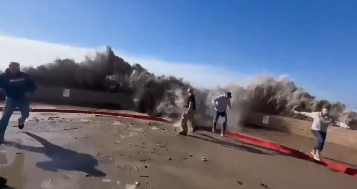 Olas de más de ocho metros azotaron las costas de California. Foto: Captura video. 