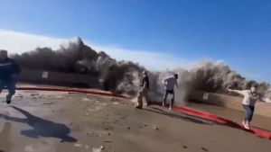 Video: las impactantes olas que sorprendieron en California y dejaron heridos