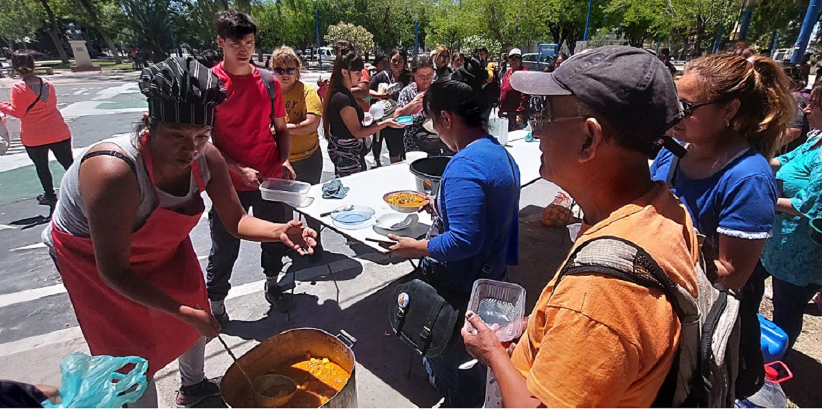 Organizaciones sociales se manifestaron con una olla popular en Roca. Foto: gentileza