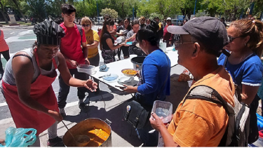 Organizaciones sociales se manifestaron con una olla popular en Roca. Foto: gentileza