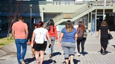 Padres de los alumnos del Jardín 31 fueron a la Ciudad Judicial a esperar el fallo. (Matías Subat)