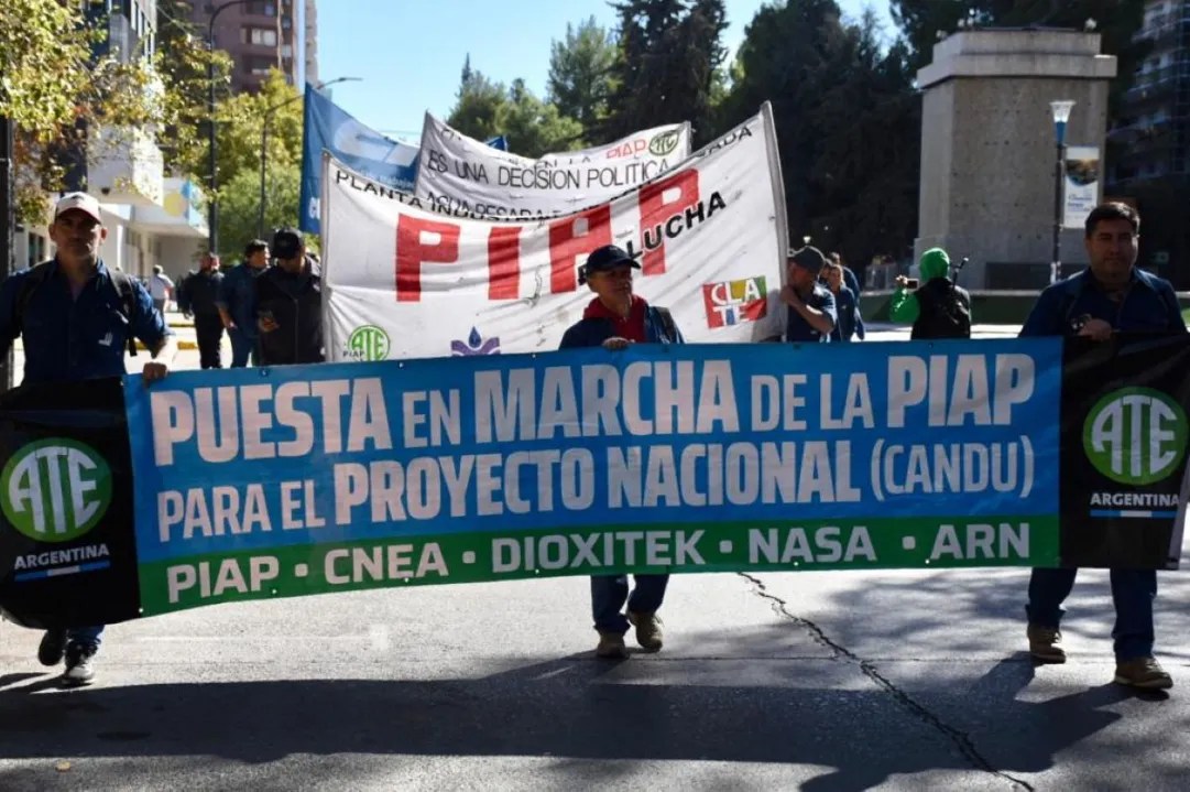 Trabajadores de la PIAP protestaron en el centro de Neuquén después del cierre de la planta de Arroyito en 2017 (Matías Subat)