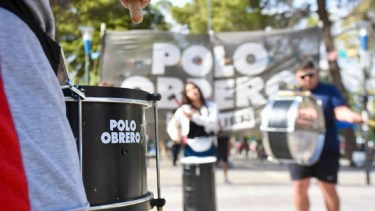 Levantaron el corte en centro de Neuquén: organizaciones liberaron el tránsito y esperan los pagos. Foto Matias Subat