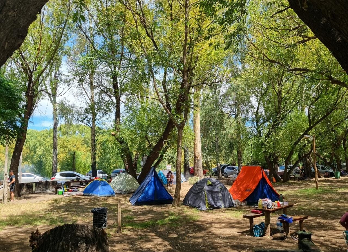 El balneario se ha convertido en uno de los lugares favoritos para acampar y descansar. Foto: facebook