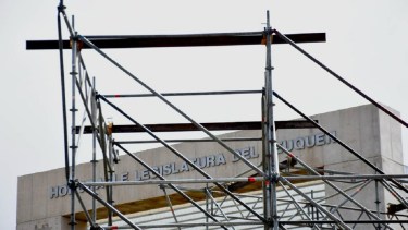 En la Legislatura de Neuquén ya están montando los preparativos para la asunción del domingo. Foto: Matías Subat,