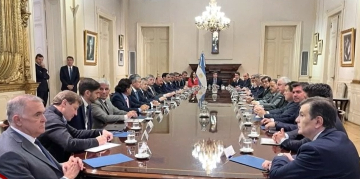 El presidente Javier Milei se reunió hace tres semanas con  los gobernadores. Foto oficial. 