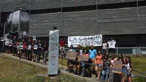 Abrazados por la ciencia: científicos de Roca se manifestaron en contra del ajuste de Milei