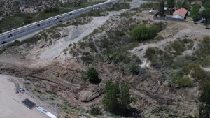 Video muestra el desmonte de la barda de Neuquén, a metros de la Ruta 7: vinculan a contratista del municipio