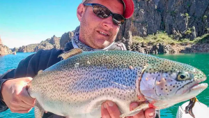 «Increíble las truchas que hay»: fueron a pescar a un paraíso de Neuquén y picaron grandes arcoíris