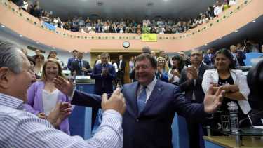 Abrazo efusivo entre Weretilneck y Juan Carlos Scalesi, el titular de UPCN, en la asunción del mandatario. Ahora hay distancia. Foto: Archivo/ Marcelo Ochoa