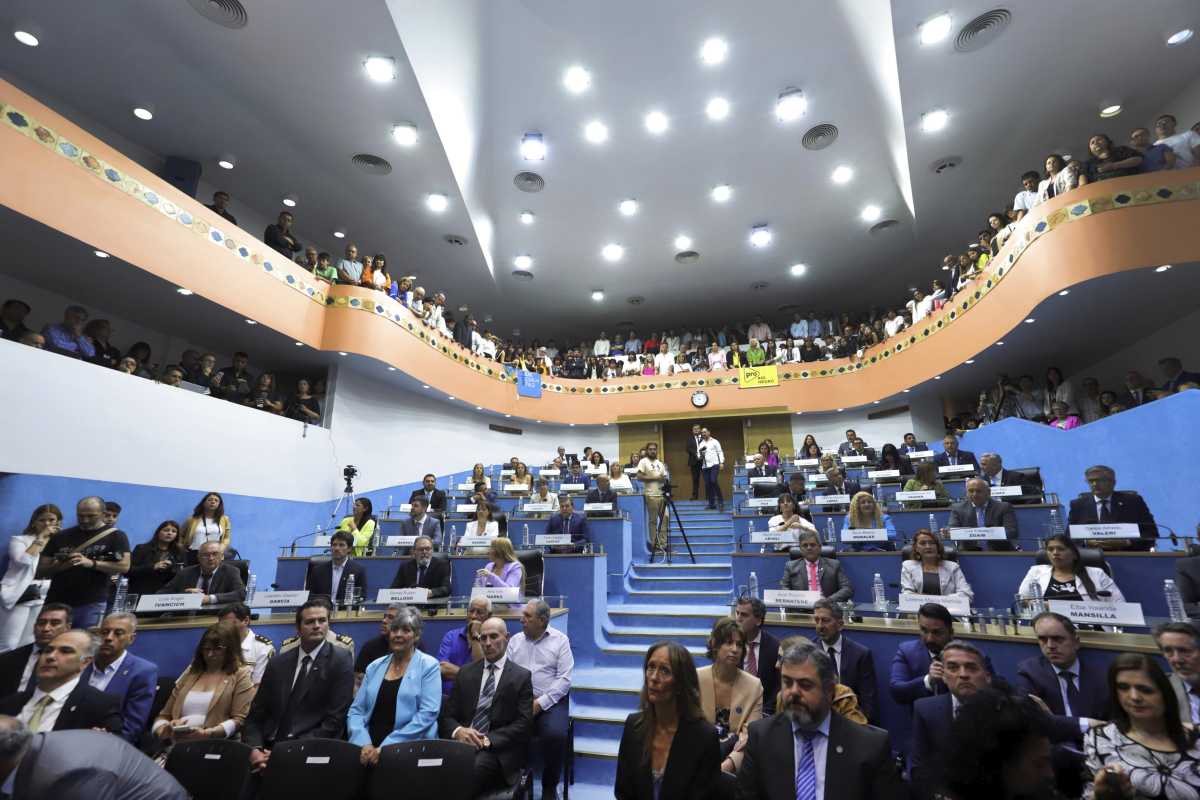 El abrazo y los siete datos para repasar de la asunción de Weretilneck ...