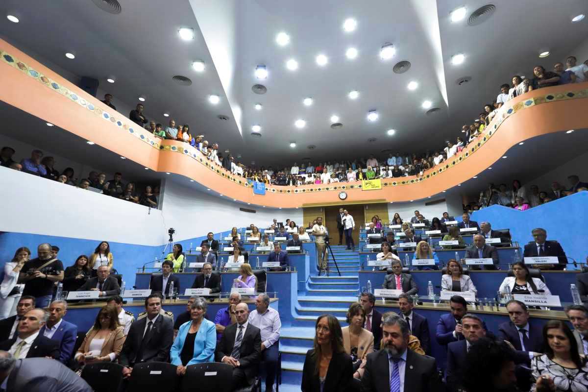 El abrazo y los siete datos para repasar de la asunción de Weretilneck ...