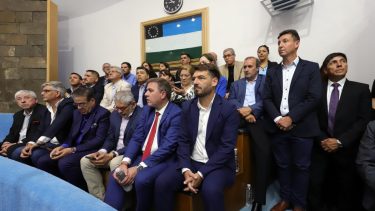 Los intendentes acompañaron a Weretilneck en su asunción. Ahora evalúan el impacto de los cambios que propone. Archivo