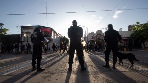 En Viedma marcharon contra el «plan de ajuste» de Milei, sin protocolo antipiquetes