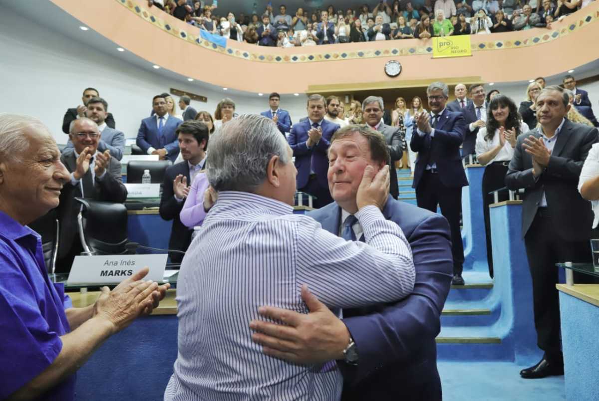 El abrazo efusivo entre Alberto Weretilneck y Juan Carlos Scalesi, titular de UPCN en Río Negro. Foto: Marcelo Ochoa