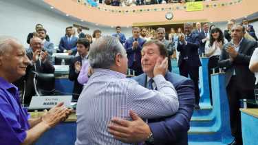 El abrazo efusivo entre Alberto Weretilneck y Juan Carlos Scalesi, titular de UPCN en Río Negro. Foto: Marcelo Ochoa