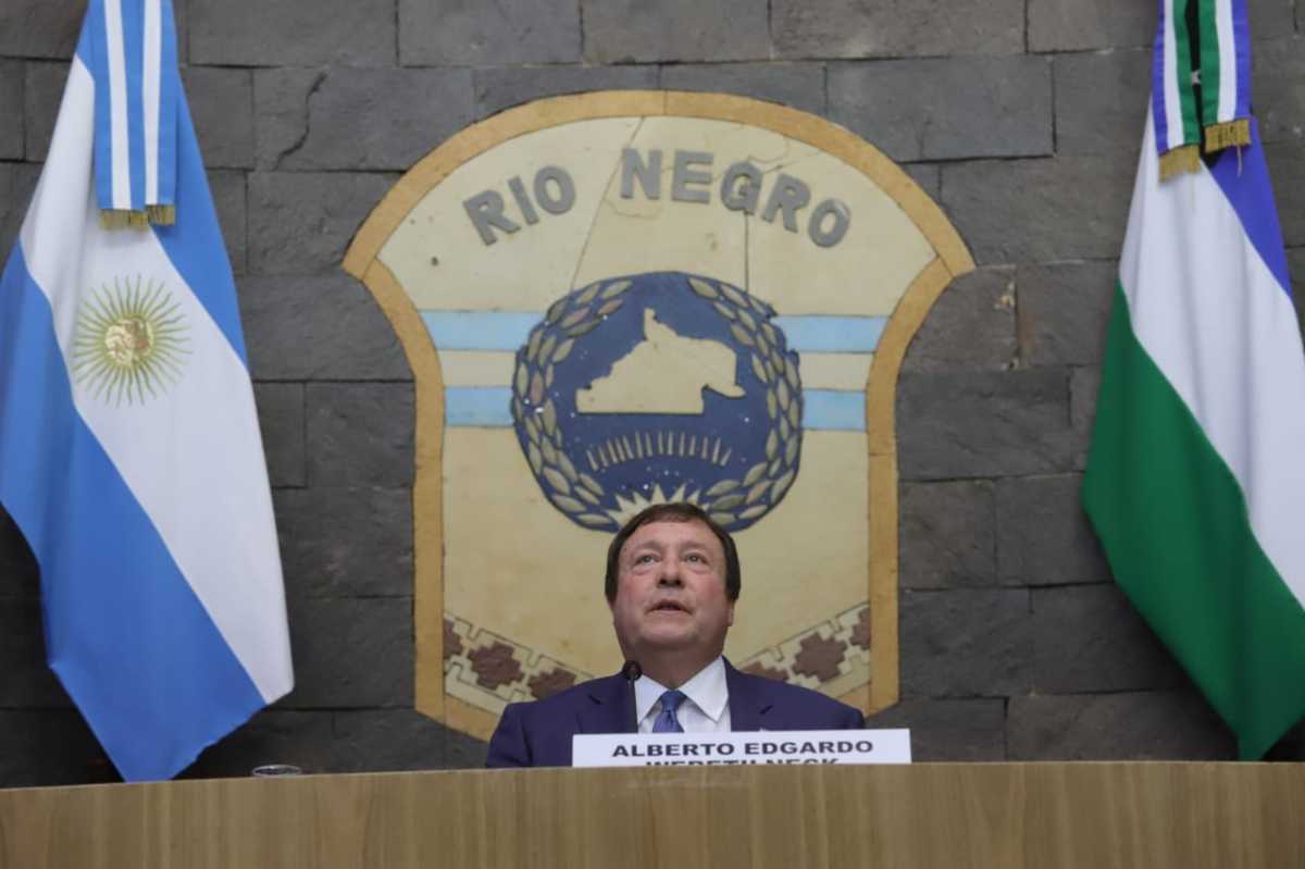 Alberto Weretilneck asumió hoy su tercer mandato al frente del Gobierno de Río Negro. Foto: Marcelo Ochoa