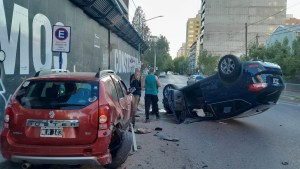Impactante choque y vuelco en pleno centro de Neuquén: el protagonista iba alcoholizado 