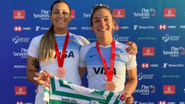 Pallero y Genghini, con la medalla de bronce y la camiseta de Marabunta.