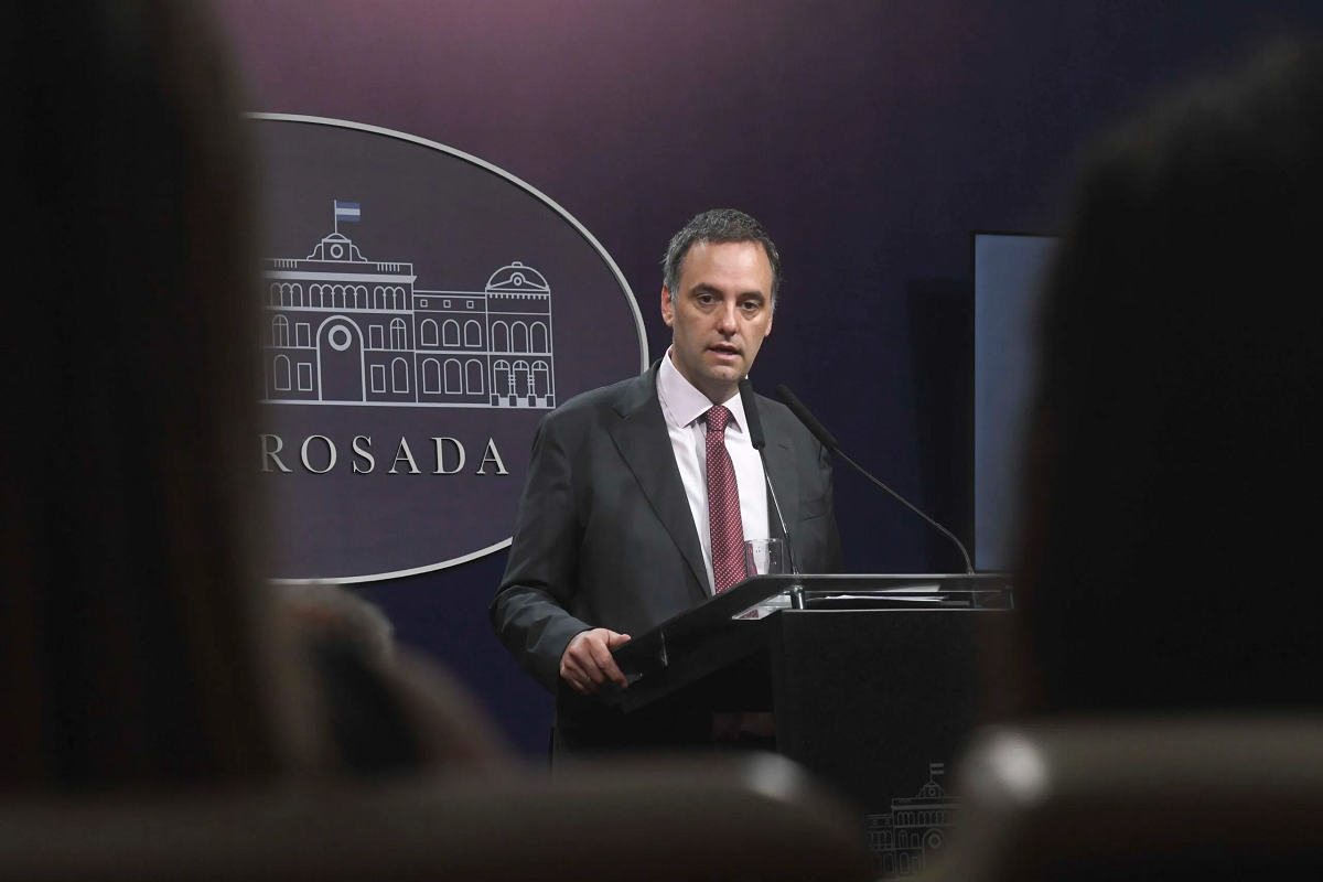 El vocero presidencial Manuel Adorni en conferencia de prensa. 