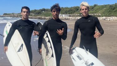 El encuentro surfero entre Radziunas, Ruggiero y el Chino Moral, skater de lujo que tiene al surf como hobbie. (Fotos- Alfredo Lapadula) 