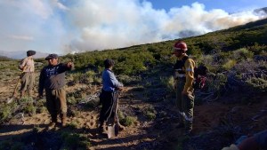 Contuvieron el incendio forestal en el límite con Río Negro, sobre la naciente del río Chubut