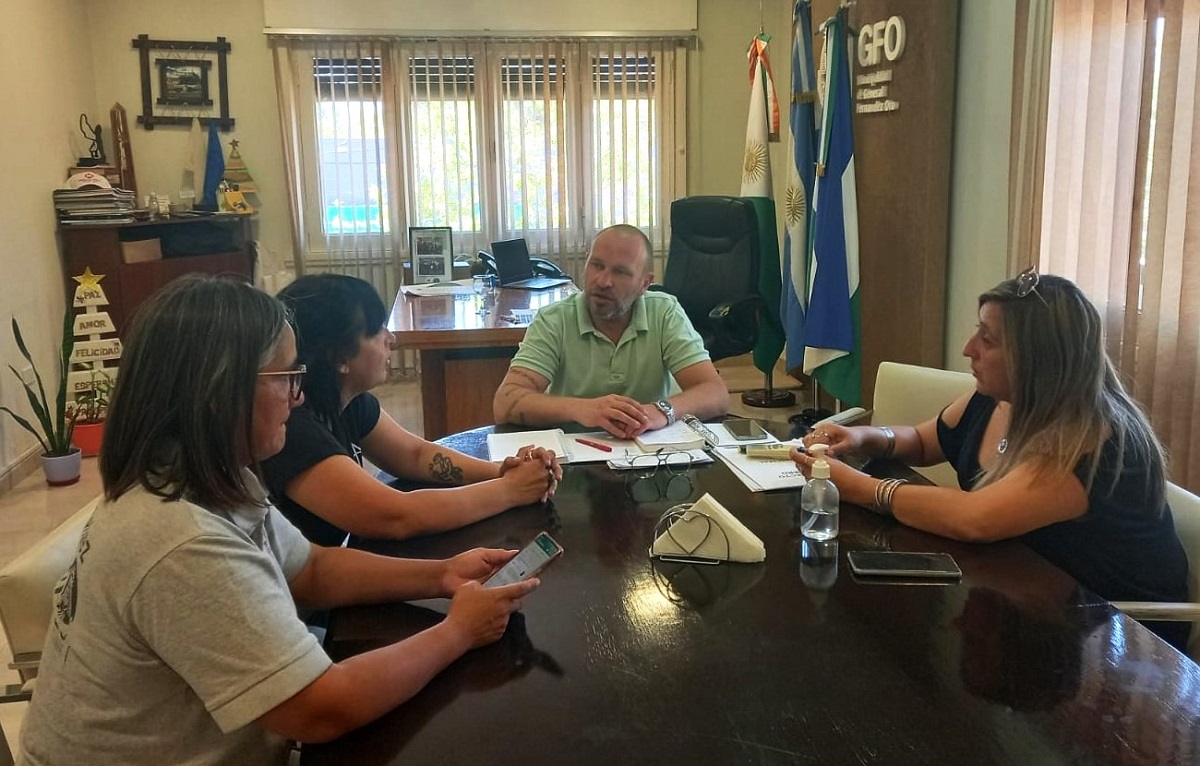 La mesa de diálogo realizada entre ATE y el intendente de Fernández Oro. Foto: Gentileza.