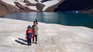 Video | Con 4 y 8 años hicieron cumbre en un cerro del norte neuquino: «Todo el mundo tiene que venir»