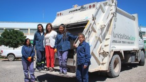Catriel y un nuevo equipo de recolección de residuos compuesto solo por mujeres