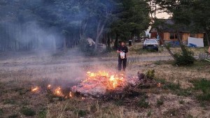 Enojo por vecino al que se le descontroló el fuego, en uno de los paraísos de Neuquén