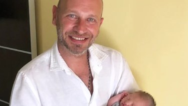 Gustavo Amati junto a su nieta. Foto: Gentileza.