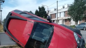 Un vehículo cayó al canal de riego en Fernández Oro
