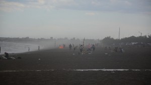 Video: un temporal destrozó varios autos y voló el techo de una casa en una playa de Chubut