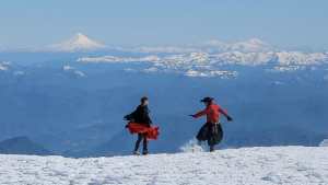 VIDEO | Cumplieron su sueño y bailaron una zamba en la cumbre del volcán Lanín