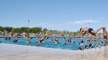 Imagen de Arrancó la temporada en la pileta municipal de Cipolletti: más de 1400 personas asistieron el primer día