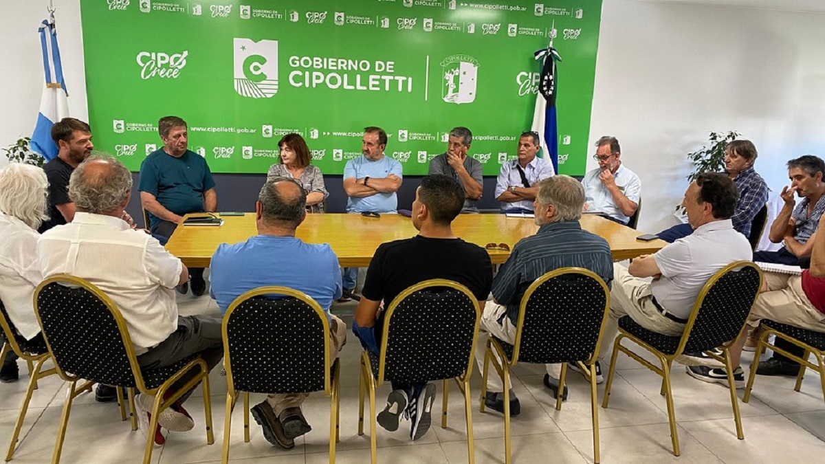 Rodrigo Buteler junto a distintos referentes de Cipolletti. Foto: Gentileza.