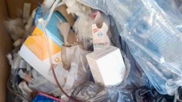 Una veterinaria de Cipolletti multada por tirar desechos patógenos en la vía pública