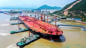 Las importaciones de petróleo de China rompieron un récord anual en 2023