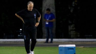 Bielsa se cruzó con un periodista uruguayo en conferencia de prensa.
