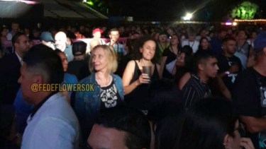 ¿Karina Milei o Betty Olave? Versiones encontradas por la presencia de la funcionaria en un show de Ulises Bueno