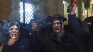 Italia: manifestantes de ultraderecha protestaron con máscaras de Milei y amoladoras