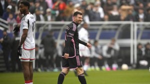 Video | Mirá el casi gol olímpico de Lionel Messi en el partido amistoso ante el Dallas
