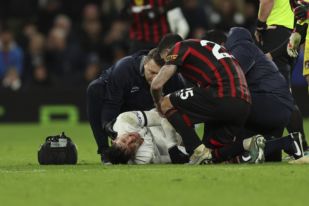 Alejo Veliz sufrió una lesión en su rodilla derecha el pasado 31 de diciembre. (AP Photo/Ian Walton)